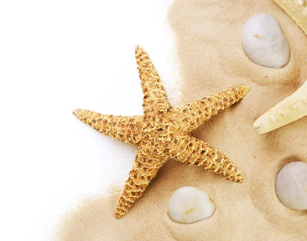 Frontiera di sabbia e mare sul bianco. Concetto vacanza — Foto Stock