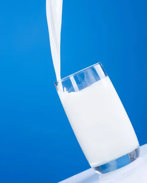 Mleko spływał zdrowy świeży — Zdjęcie stockowe
