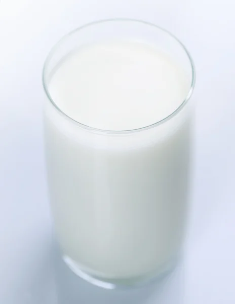 Стекло свежего здорового молока — стоковое фото