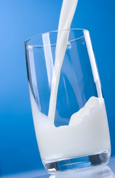 Einschenken von gesunder frischer Milch — Stockfoto