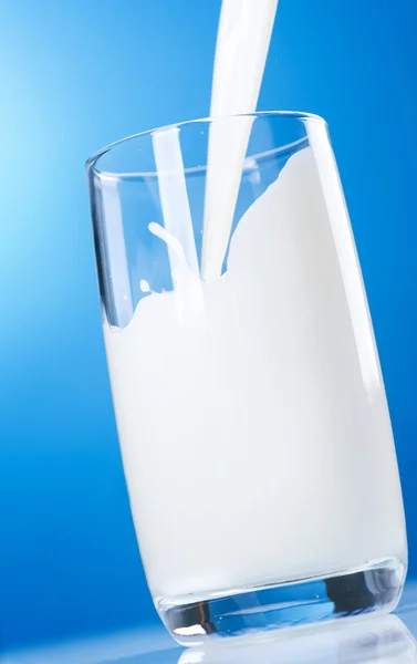 倾吐健康新鲜的牛奶 — 图库照片