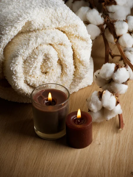 Хлопчатобумажное полотенце и свечи — стоковое фото