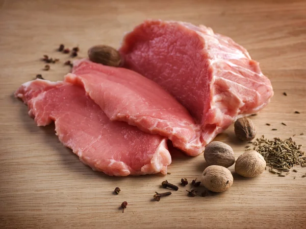 Filetes de carne cruda y especias —  Fotos de Stock