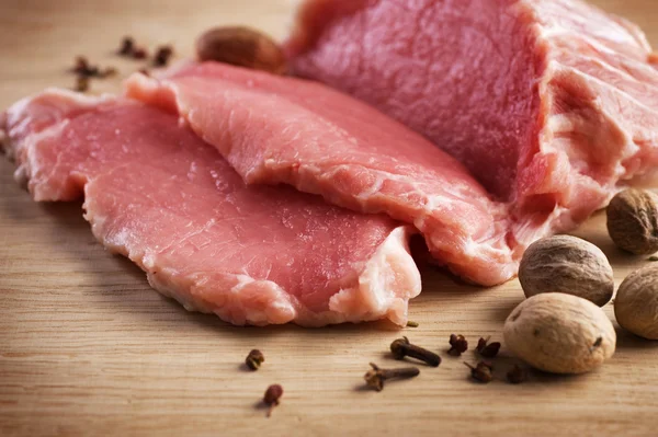 Syrové maso steaky a koření — Stock fotografie