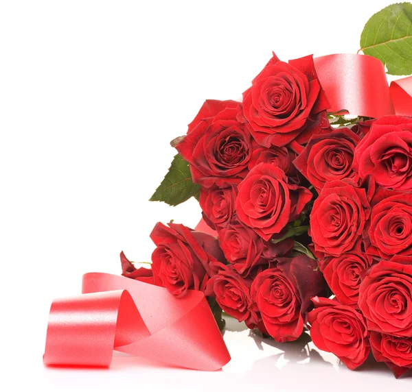 Bukiet czerwonych róż na białym tle — Zdjęcie stockowe