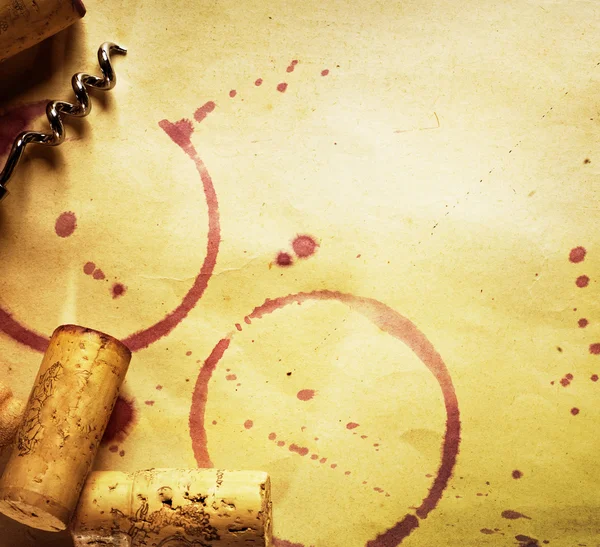 Винная пробка, штопор и красные пятна вина на винтажной бумаге Ба — стоковое фото