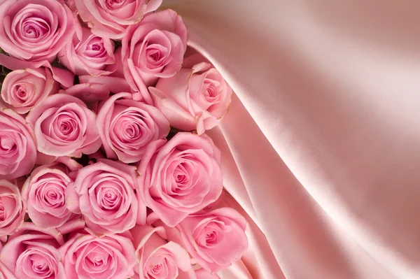 Rosas e seda — Fotografia de Stock