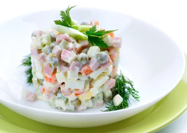 Σαλάτα olivier. Ρωσική παραδοσιακή σαλάτα. σαλάτα λαχανικών — Φωτογραφία Αρχείου