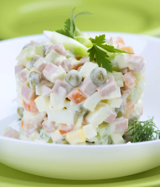 Salada Olivier. Salada tradicional russa. Salada de legumes — Fotografia de Stock