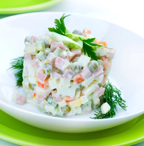 Salada Olivier. Salada tradicional russa — Fotografia de Stock