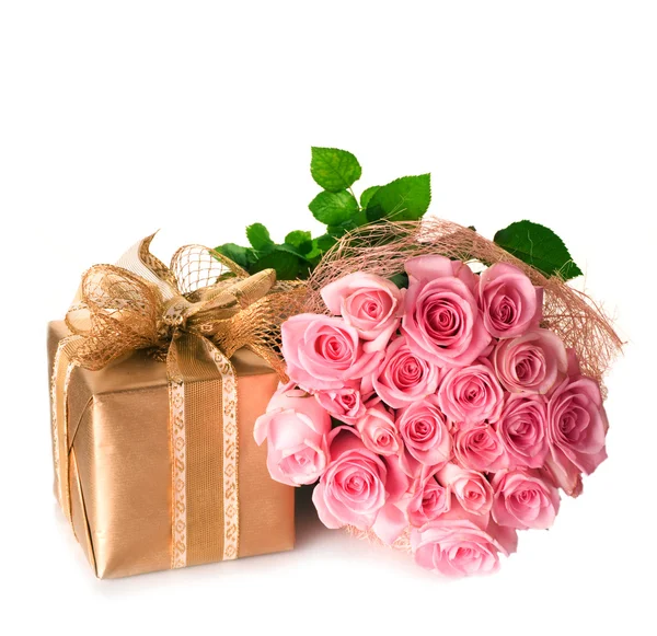 Подарункова коробка і букет троянд — стокове фото