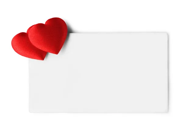 Leere Geschenkanhänger mit roten Herzen. isoliert auf weiß — Stockfoto