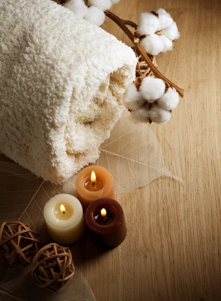 Ręcznik bawełniany i świece — Zdjęcie stockowe