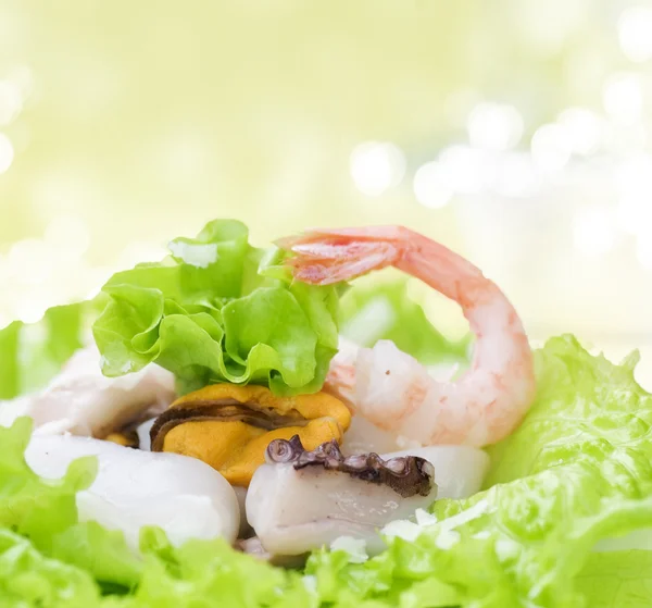 Karides, ahtapot ve midye sağlıklı deniz ürünleri salatası — Stok fotoğraf