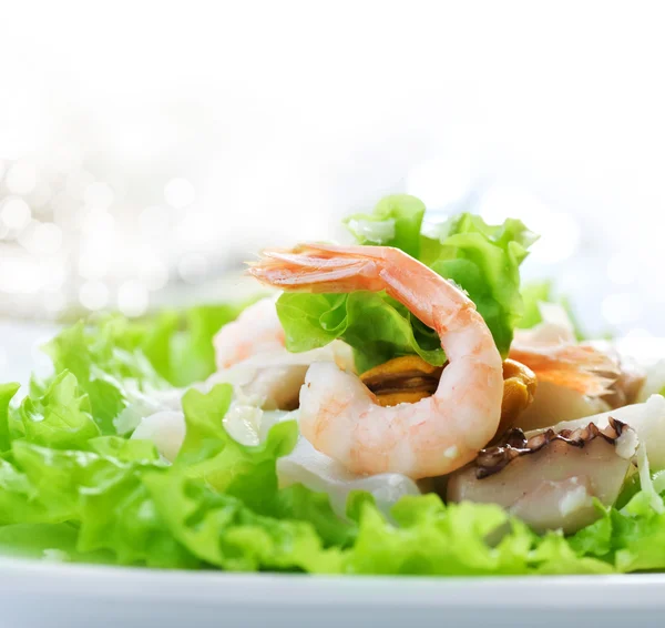 Салат зі здорових морепродуктів з креветками, восьминогами та мідіями — стокове фото
