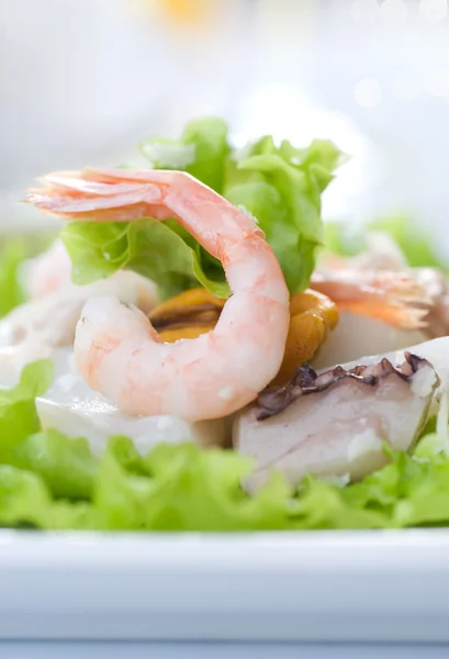 Салат из морепродуктов с креветками, осьминогом и мидиями — стоковое фото