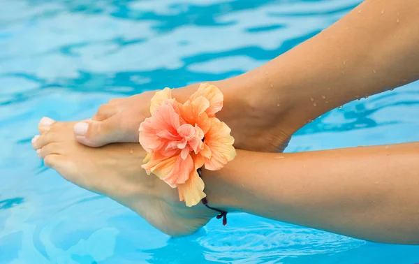 Koncepcję wakacji. nogi w basenie — Zdjęcie stockowe