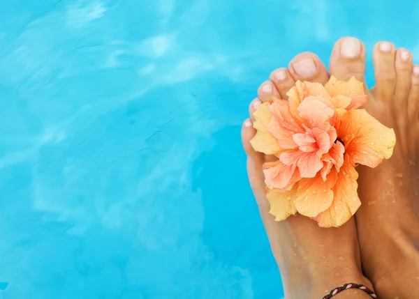 Nogi w basenie. koncepcja wakacje — Zdjęcie stockowe