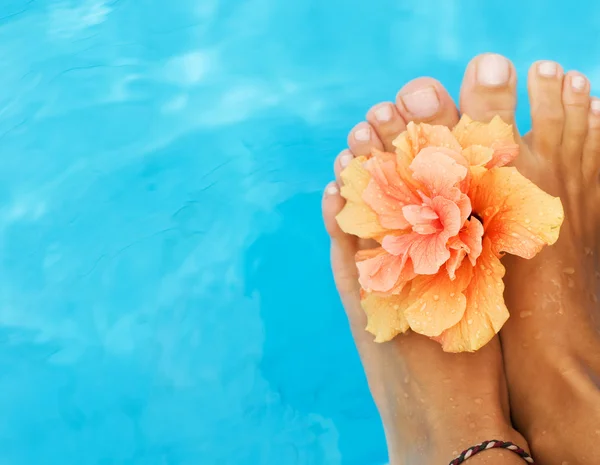 Τα πόδια στην πισίνα. διακοπές έννοια — Φωτογραφία Αρχείου