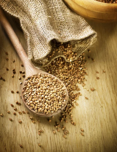 Semole di grano saraceno in un cucchiaio di legno — Foto Stock