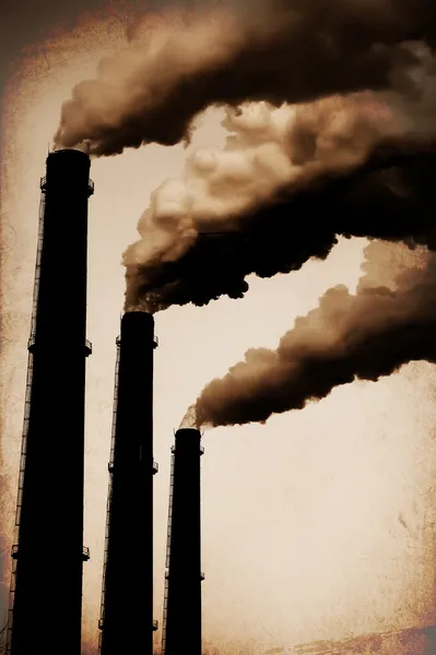 Три дымовых столба, загрязняющих воздушный горизонт. Винтажный стиль — стоковое фото
