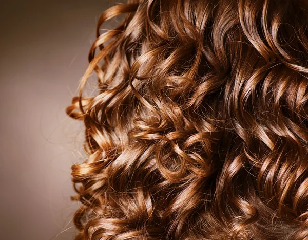 Lockiges Haar. Friseur. Wellendingen: Natürliche Haare — Stockfoto