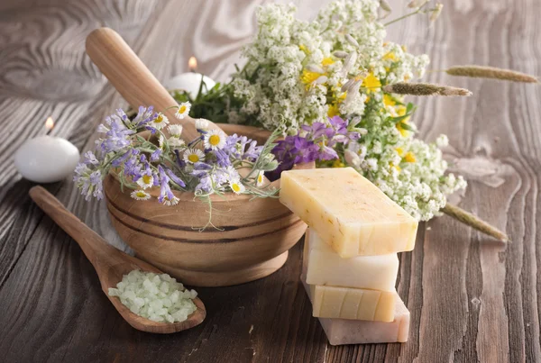 Produkty naturalne ziołowe spa. mydła ręcznie robione — Zdjęcie stockowe