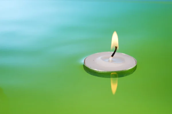Плавающая свеча — стоковое фото