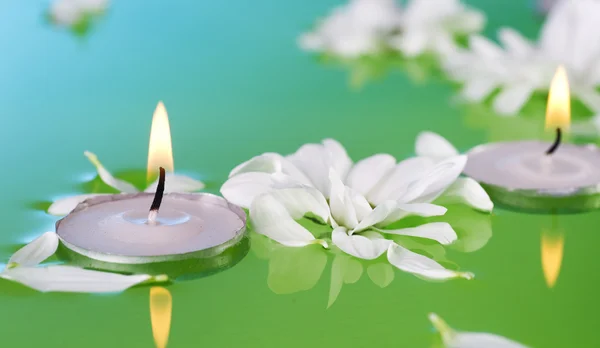 Burning Floating Candles And Flowers — Stock Photo, Image