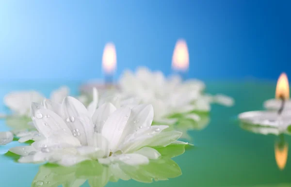 Queimando velas e flores flutuantes — Fotografia de Stock