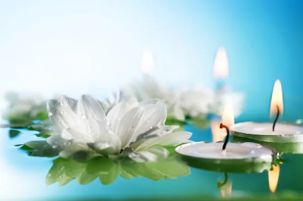 Burning Floating Candles And Flowers — Stock Photo, Image