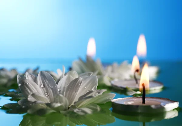 燃烧浮动的鲜花和蜡烛 — 图库照片