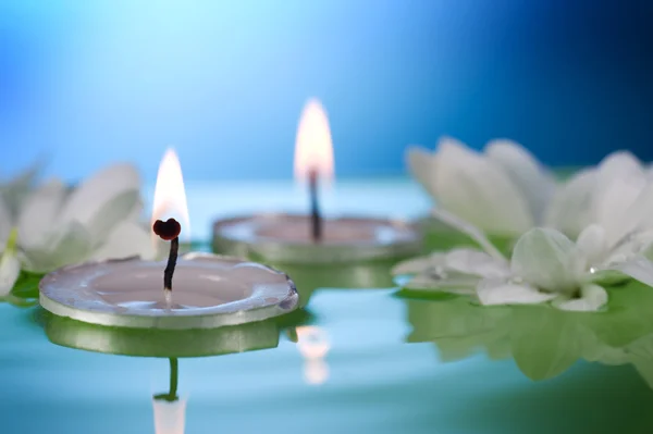 Branden van zwevende kaarsen en bloemen — Stockfoto