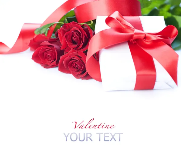 Caixa de presente Valentine e buquê de rosas vermelhas — Fotografia de Stock