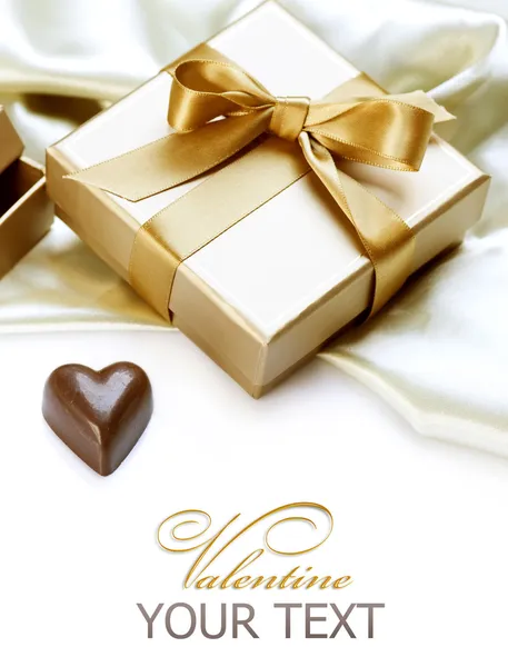 Подарок Валентина. Шоколадное сердце — стоковое фото