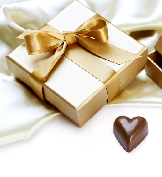 Подарок Валентина. Шоколадное сердце — стоковое фото