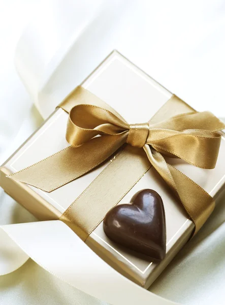 Ημέρα του Αγίου Βαλεντίνου δώρο. καρδιά σοκολάτα — Φωτογραφία Αρχείου