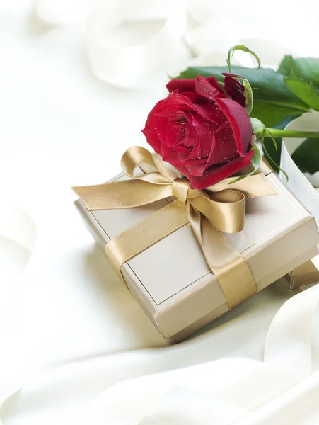 Wedding or Valentine gift over white silk — Stock Photo, Image