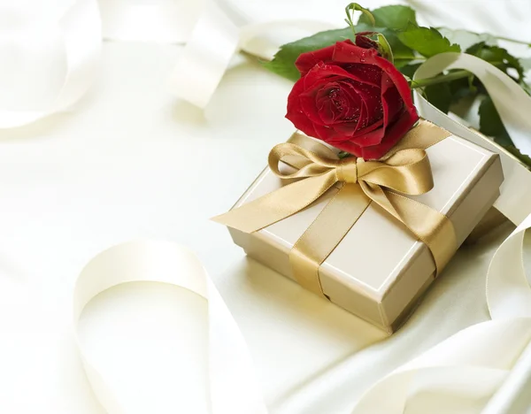 Свадьба или День Святого Валентина подарок над белым шелком — стоковое фото