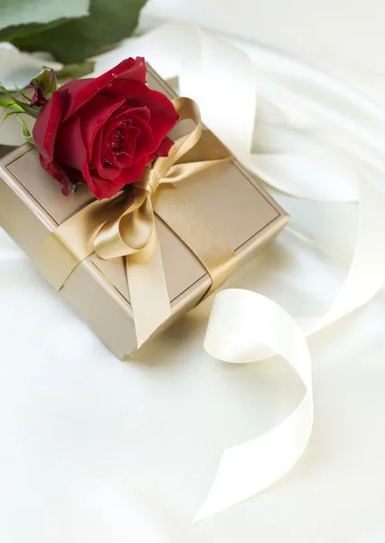 Свадьба или День Святого Валентина подарок над белым шелком — стоковое фото