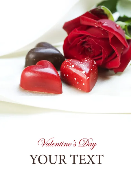 Biglietto di San Valentino. Cuori di cioccolato e rosa rossa — Foto Stock