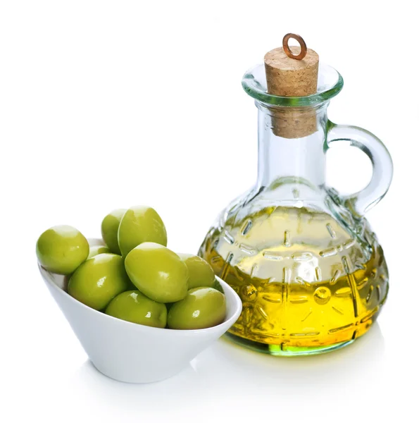 Aceite de oliva y Aceitunas sobre blanco —  Fotos de Stock