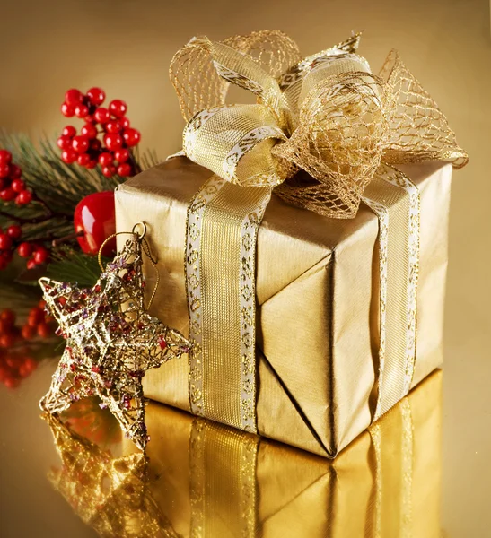 Рождественский золотой подарок — стоковое фото