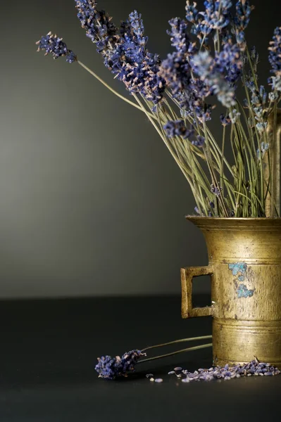 Lavendel och antik mortel. naturkosmetik koncept — Stockfoto