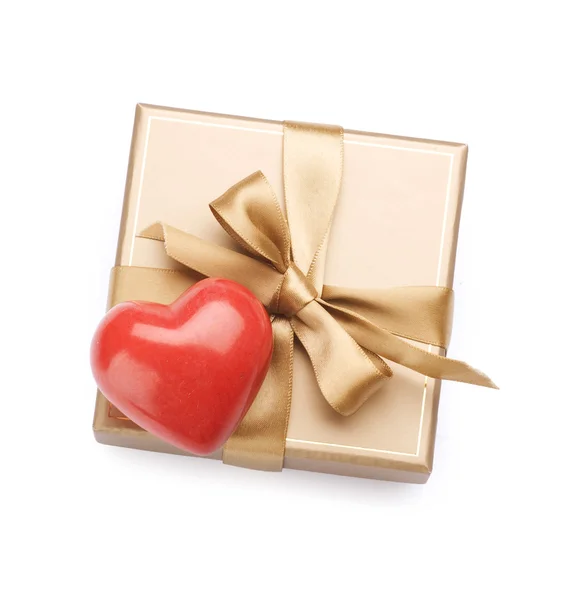 Valentinstagsgeschenk und Herz über Weiß — Stockfoto