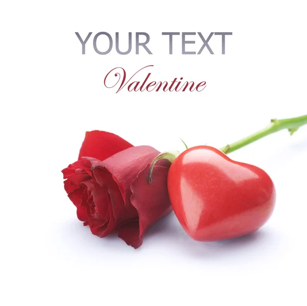 Valentine koncept. červená růže a srdce nad bílá — Stock fotografie