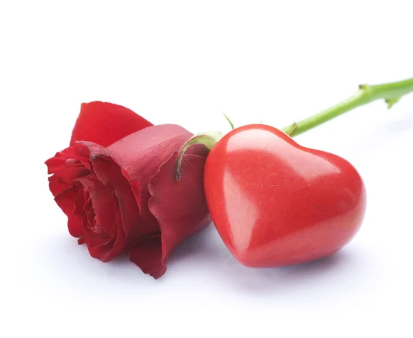 Έννοια του Αγίου Βαλεντίνου. κόκκινο τριαντάφυλλο και καρδιά πάνω από λευκό — Φωτογραφία Αρχείου
