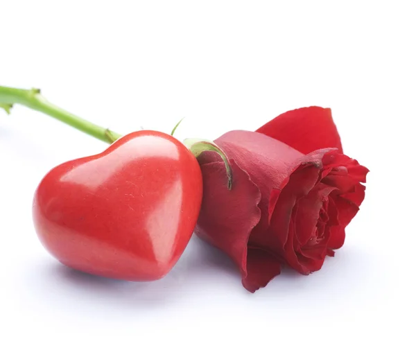 Концепция Валентина. Красная роза и сердце над белым — стоковое фото