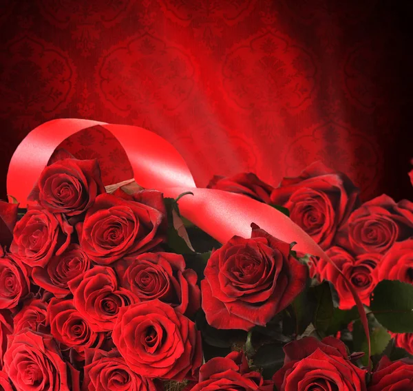 Czerwone róże dla zbliża się dzień — Zdjęcie stockowe