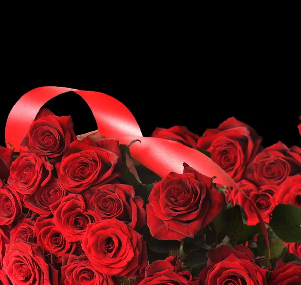Красные розы над черными — стоковое фото